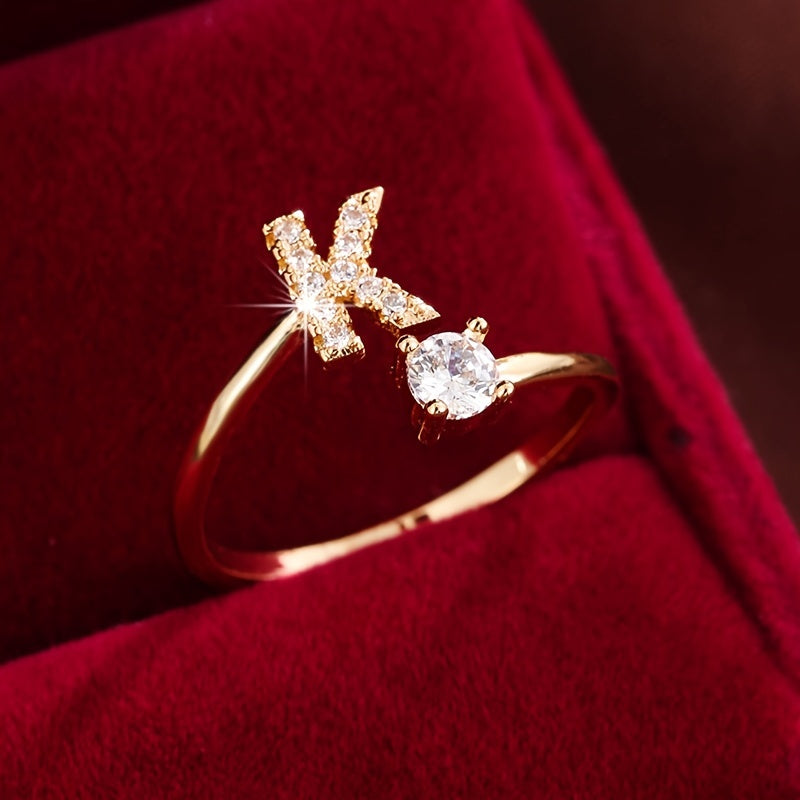 Nova – Anillo abierto contemporáneo con inicial y circonitas
