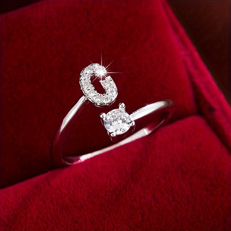 Nova – Anillo abierto contemporáneo con inicial y circonitas