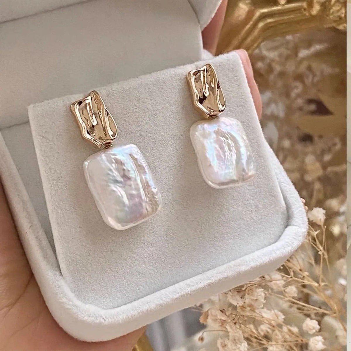 Aiah – Pendientes dorados con bellas perlas barrocas