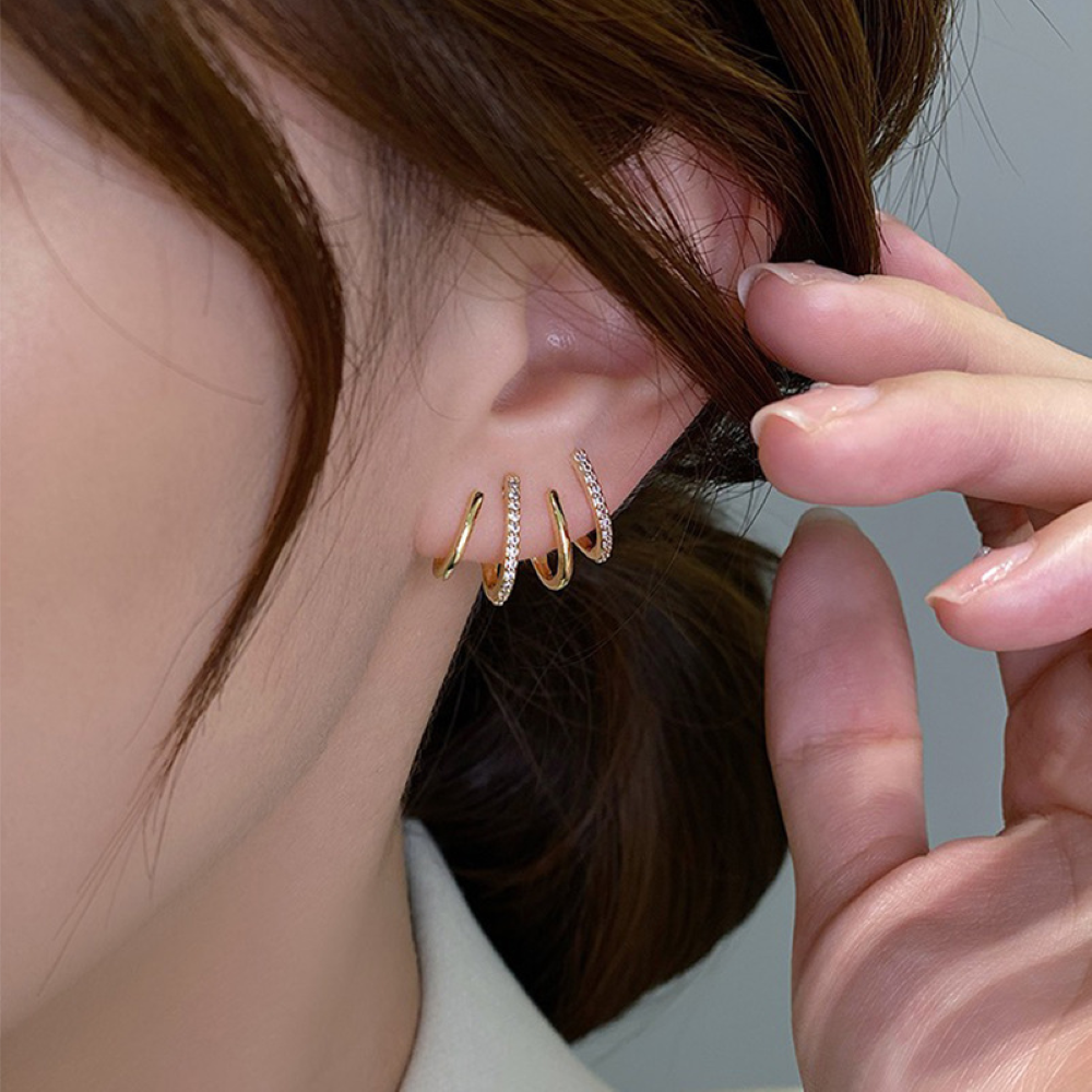 Pendientes Huggie de Zircón con Cuatro Puntas