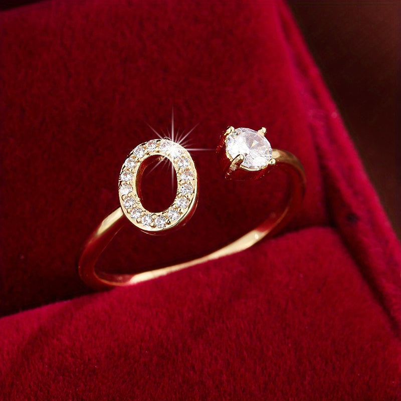 Nova – Anillo abierto contemporáneo con inicial y circonitas