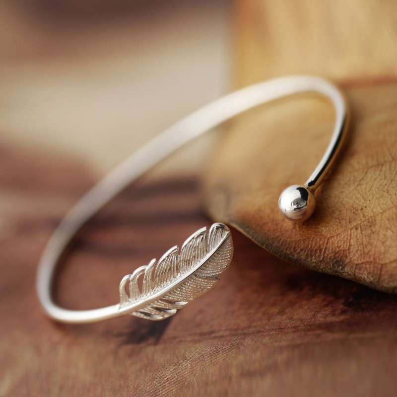 Pulsera de pluma plateada - Brazalete de pluma