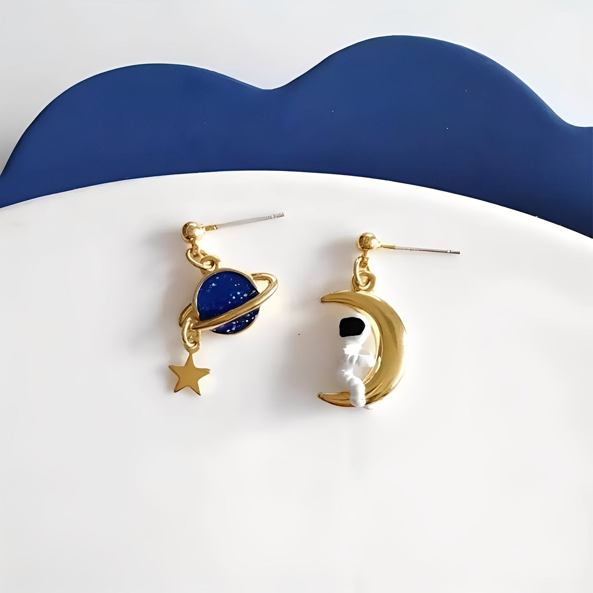 Luna – Pendientes del astronauta y el planeta