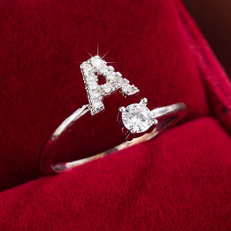 Nova – Anillo abierto contemporáneo con inicial y circonitas