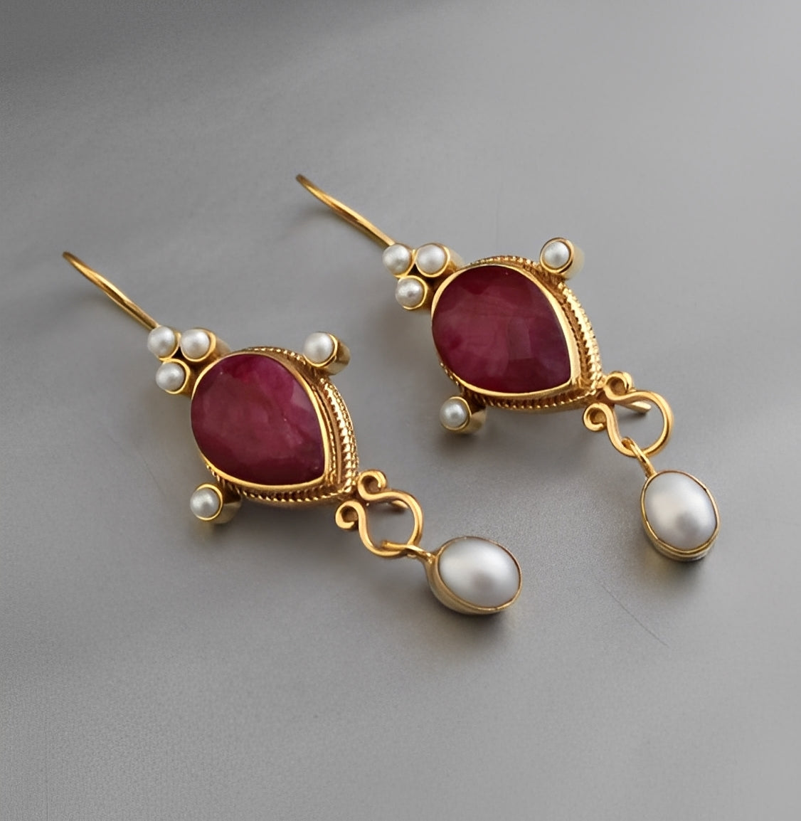 Soline – Pendientes elegantes con perla y rubí