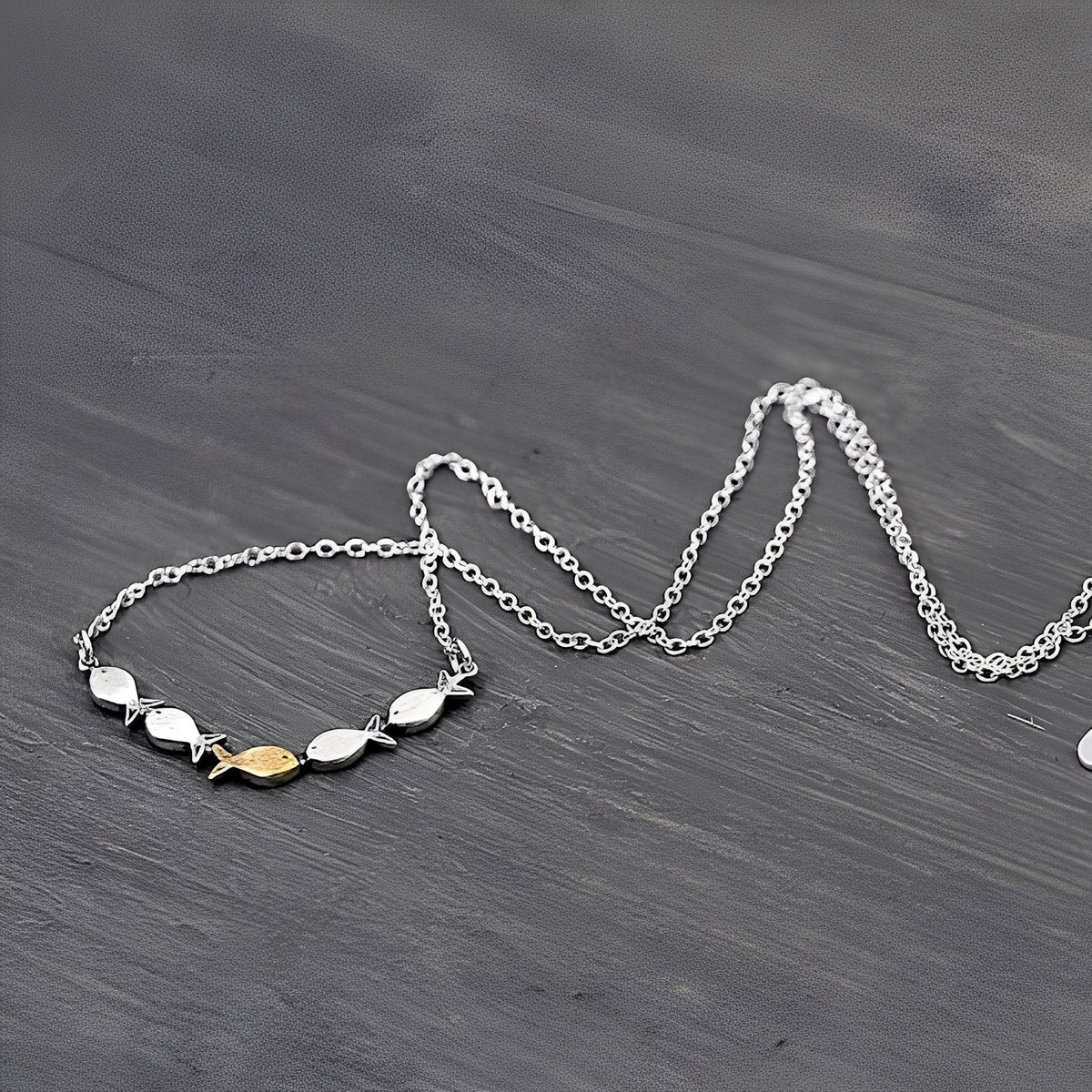 Amandine – Collar Sofisticado de Pez Dorado