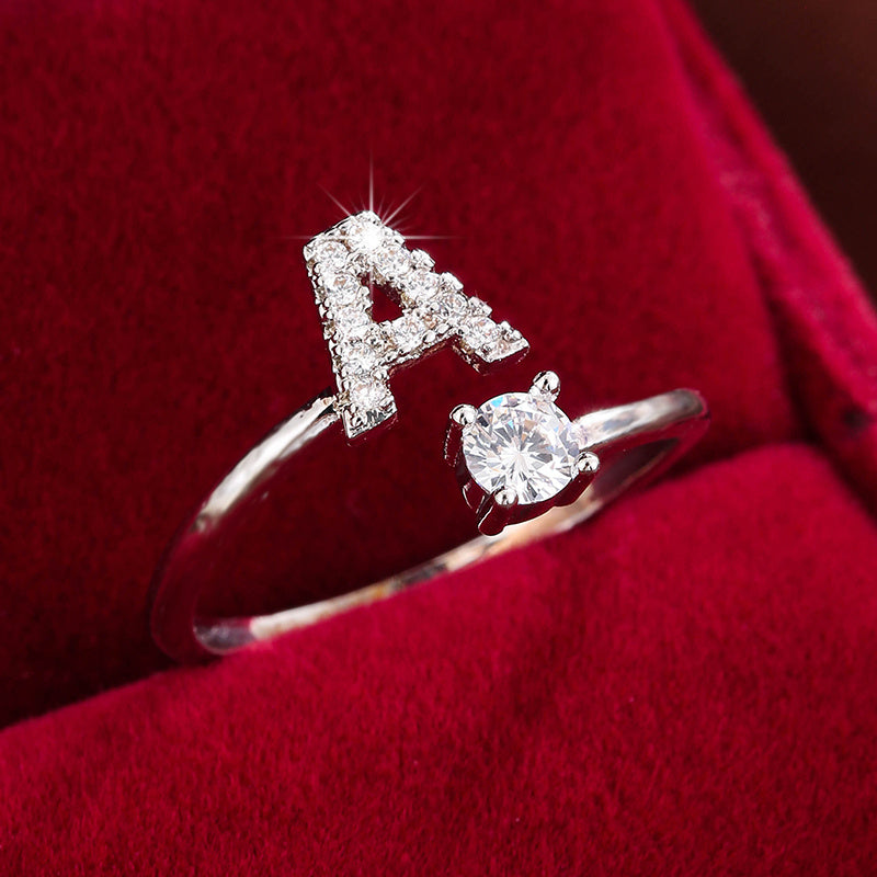 Nova – Anillo abierto contemporáneo con inicial y circonitas