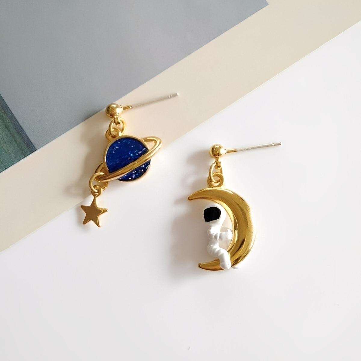 Luna – Pendientes del astronauta y el planeta