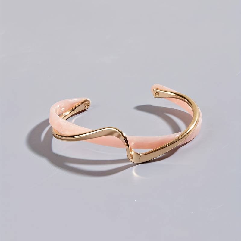 Brazalete ondulado con detalles de perlas - Brazalete de oro bañado en 18K