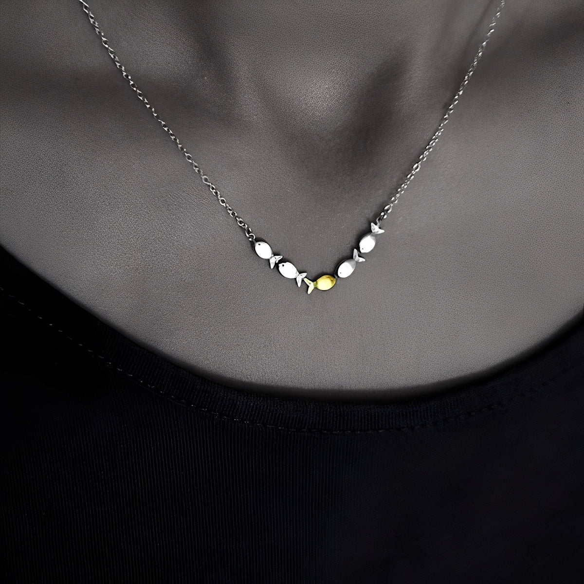 Amandine – Collar Sofisticado de Pez Dorado