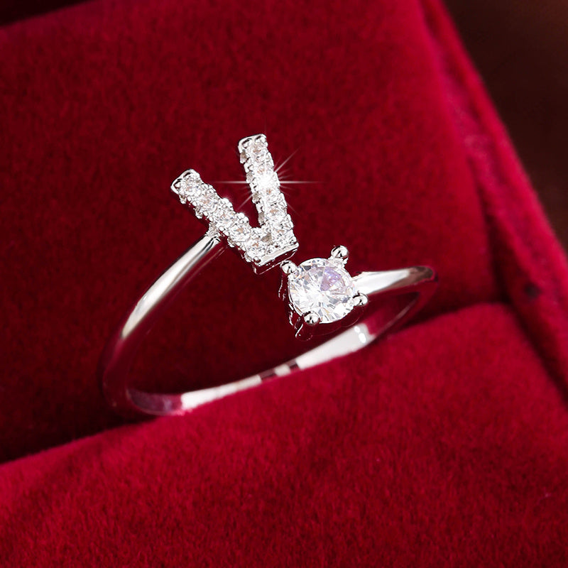 Nova – Anillo abierto contemporáneo con inicial y circonitas