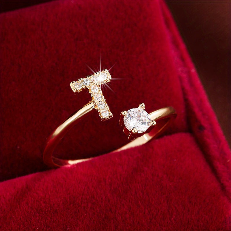 Nova – Anillo abierto contemporáneo con inicial y circonitas