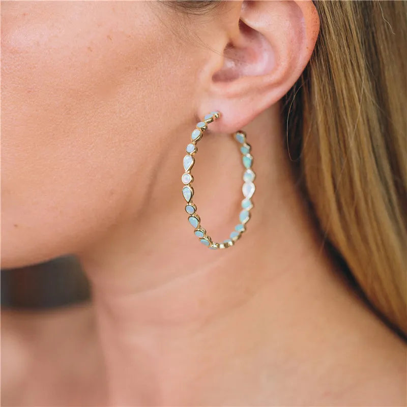 Brillo elegante - Pendientes de ópalo azul y dorado