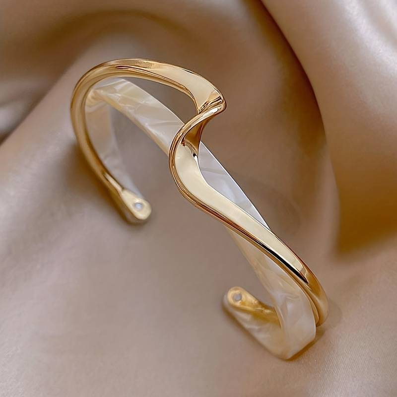 Brazalete ondulado con detalles de perlas - Brazalete de oro bañado en 18K