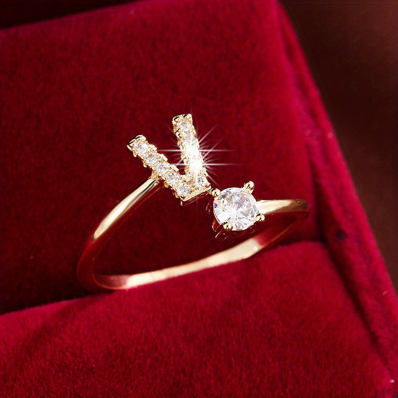 Nova – Anillo abierto contemporáneo con inicial y circonitas