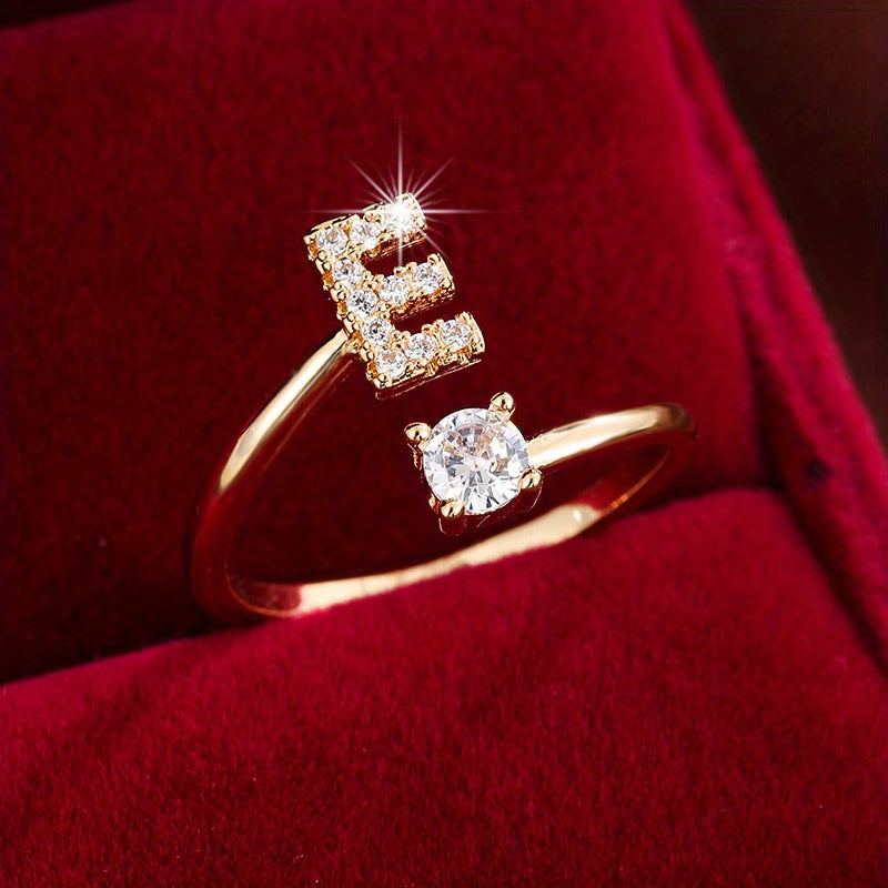 Nova – Anillo abierto contemporáneo con inicial y circonitas