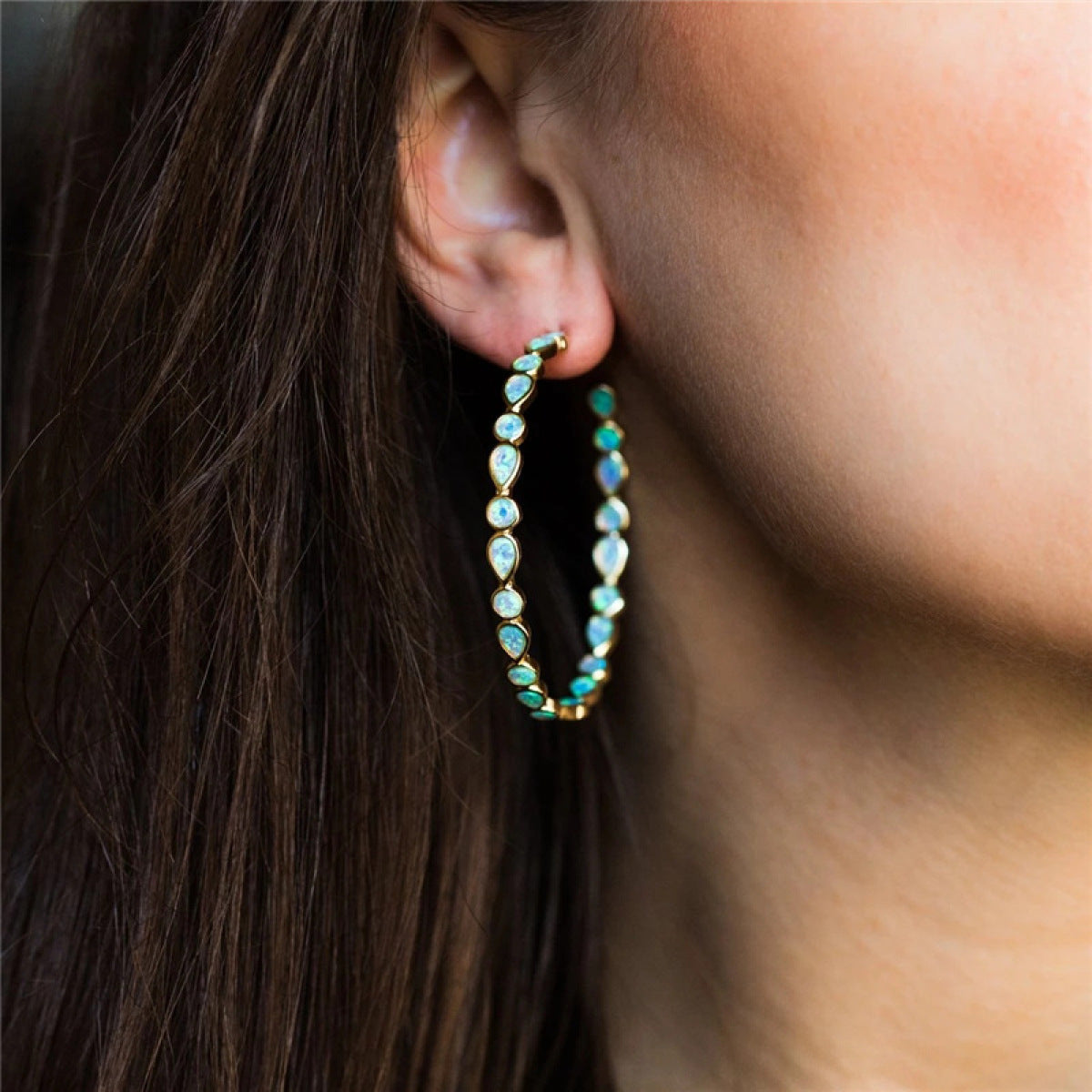 Brillo elegante - Pendientes de ópalo azul y dorado