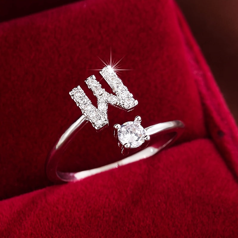 Nova – Anillo abierto contemporáneo con inicial y circonitas