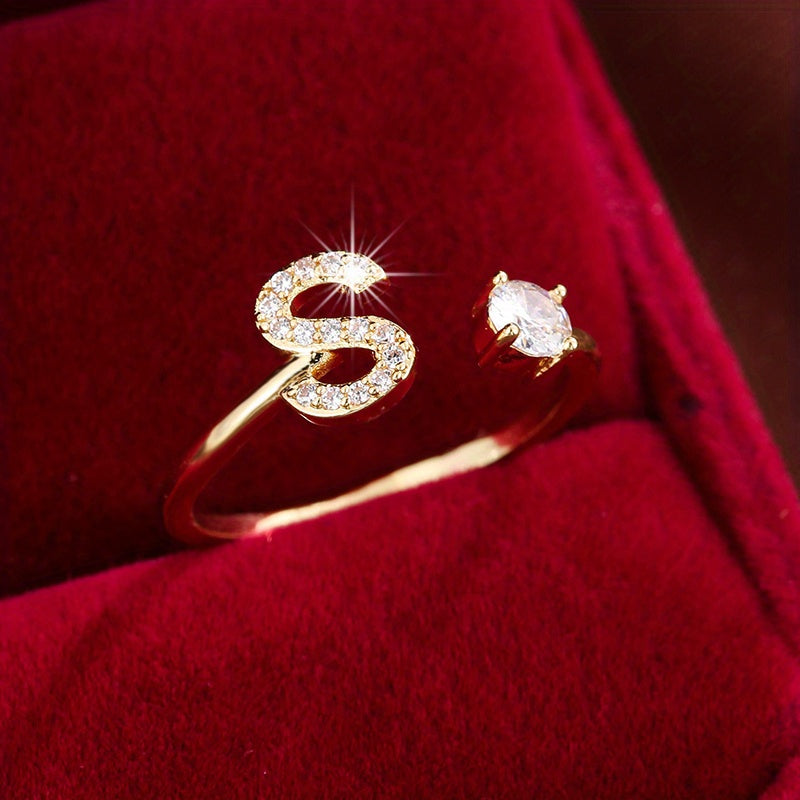 Nova – Anillo abierto contemporáneo con inicial y circonitas