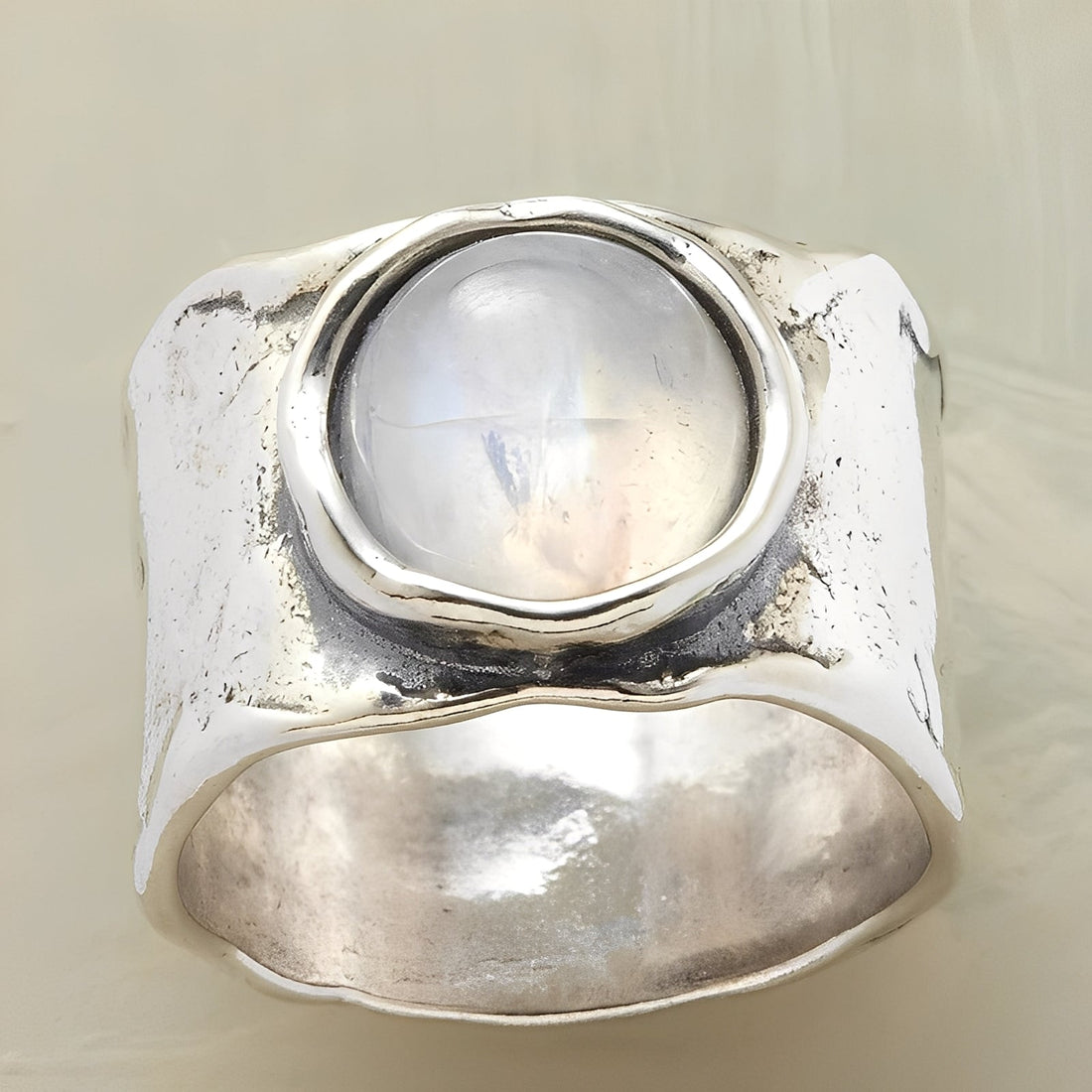 Helga – Anillo de metal plateado y piedra lunar