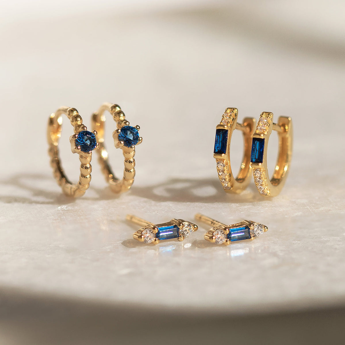 Aretes Huggie de baguette (Zafiro azul)