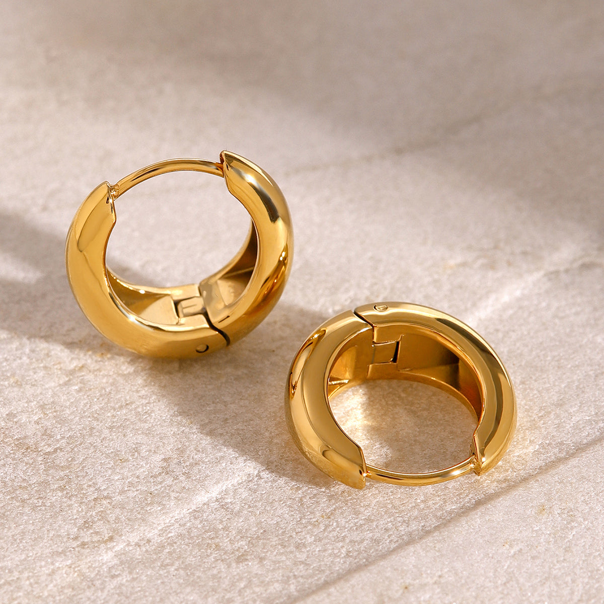 Iris – Aros huggie geométricos en dorado