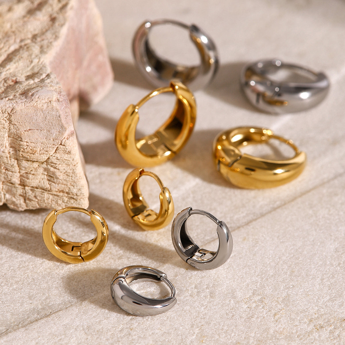 Iris – Aros huggie geométricos en dorado