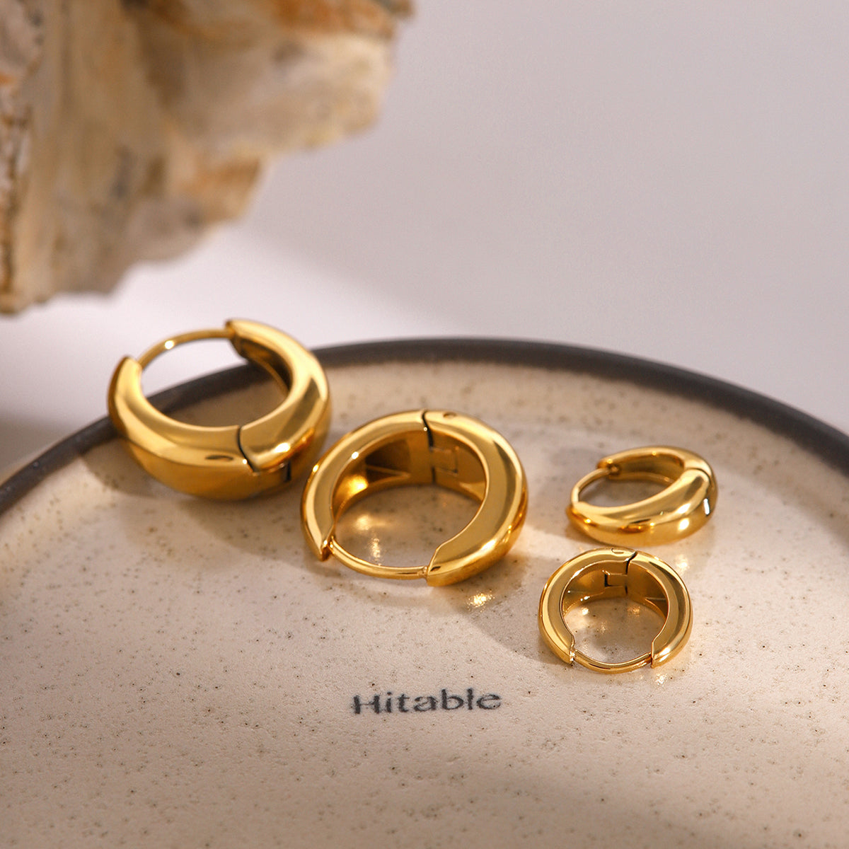 Iris – Aros huggie geométricos en dorado