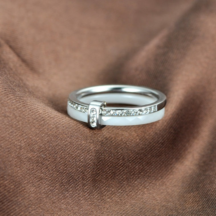 Cerelia – Anillo de cerámica elegante con circonitas