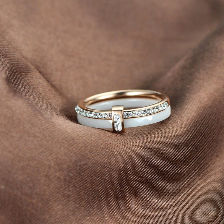 Cerelia – Anillo de cerámica elegante con circonitas