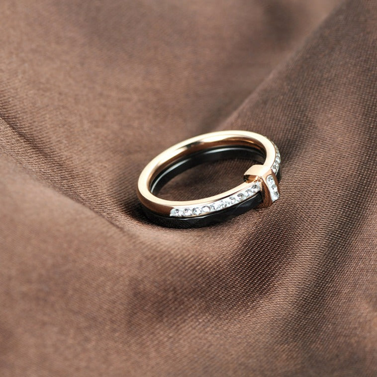 Cerelia – Anillo de cerámica elegante con circonitas