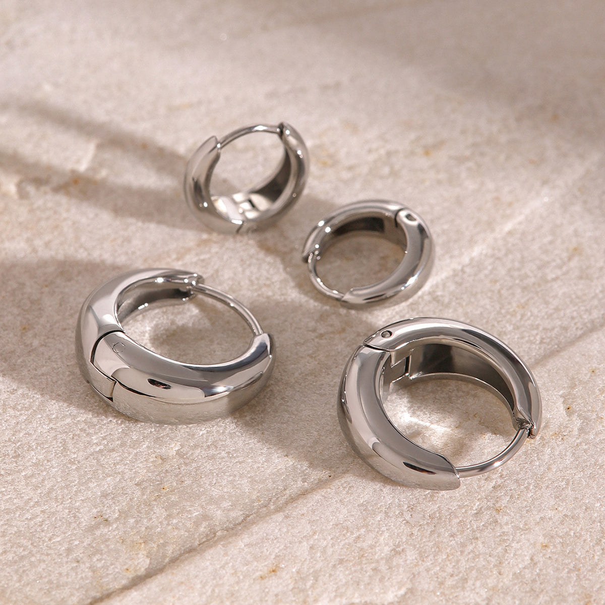 Iris – Aros huggie geométricos en dorado
