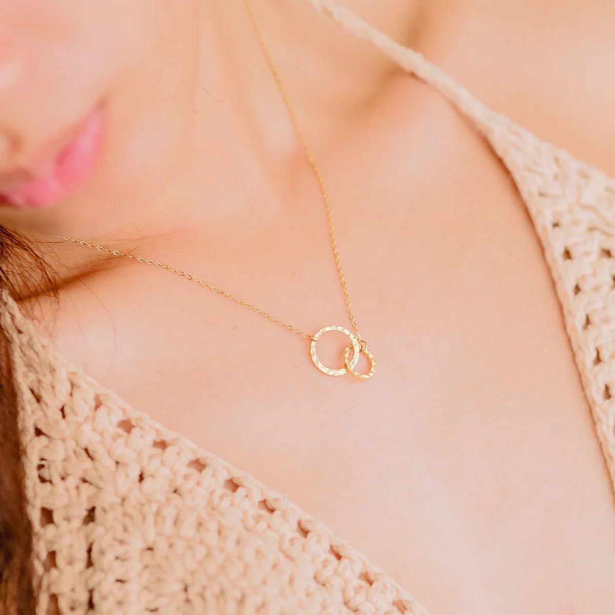 Isabelle – collar hoop en oro sofisticado