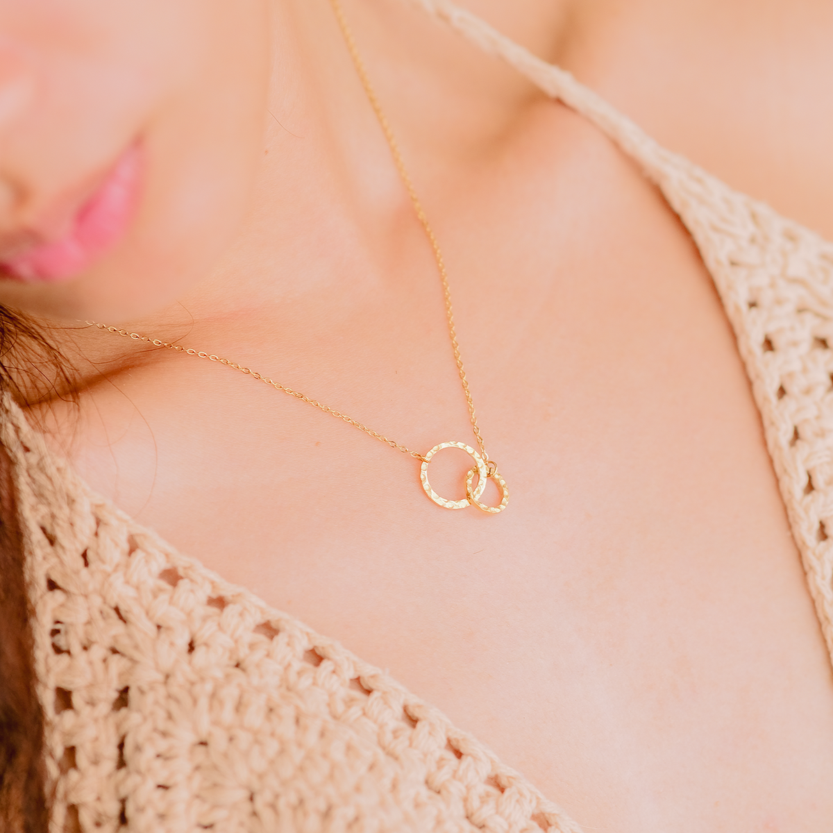 Isabelle - Cadena de aros dorados