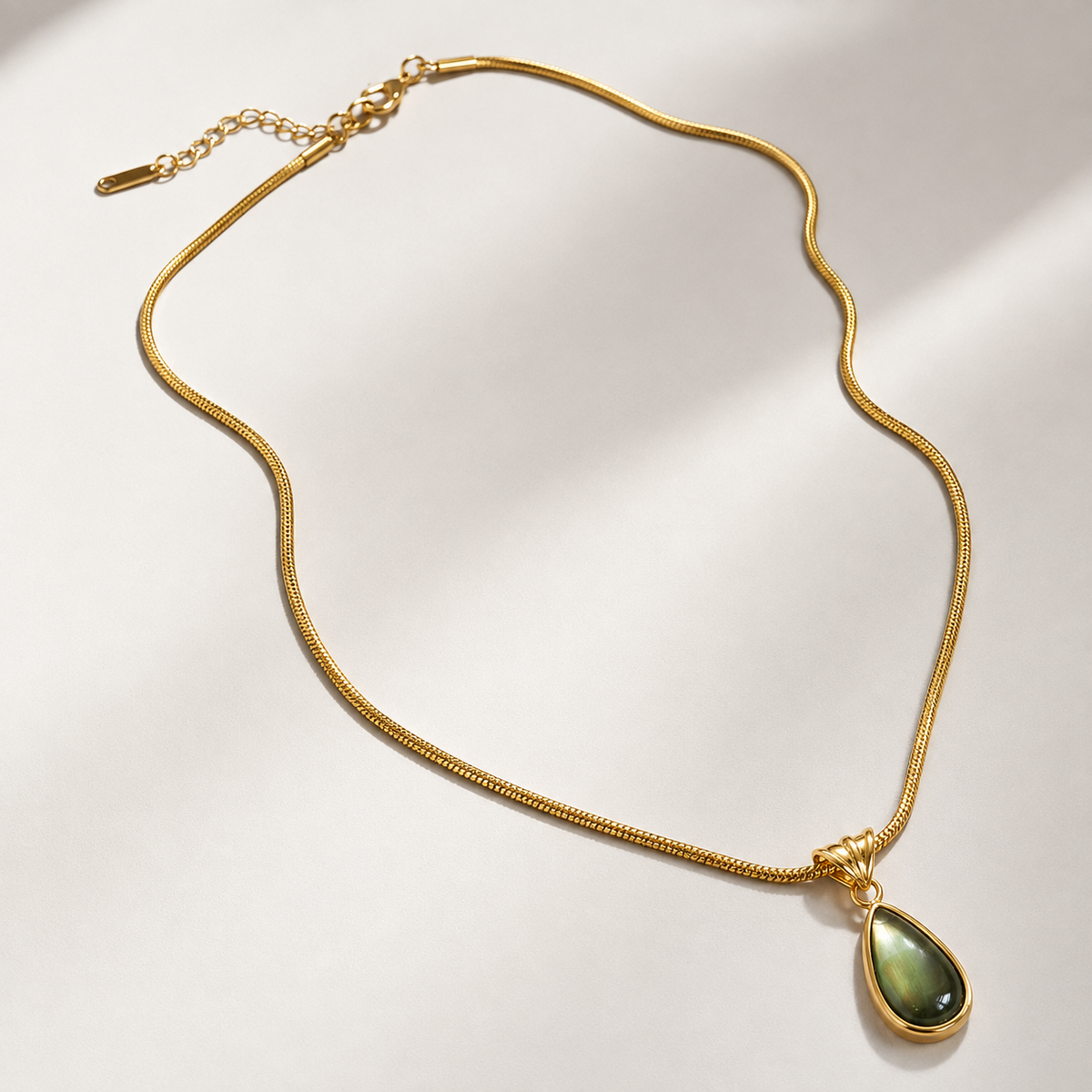 Collar de gota en verde sirena con oro
