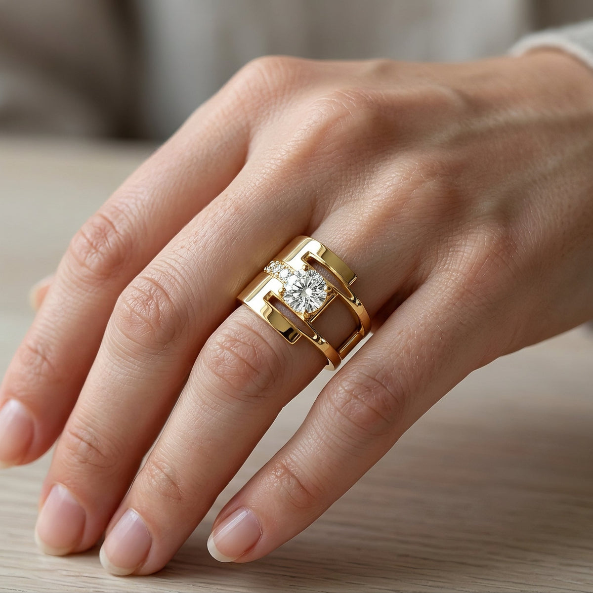 Sharon – Anillo antiguo de oro con circonitas irregulares