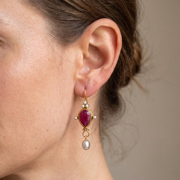 Soline – Pendientes elegantes con perla y rubí