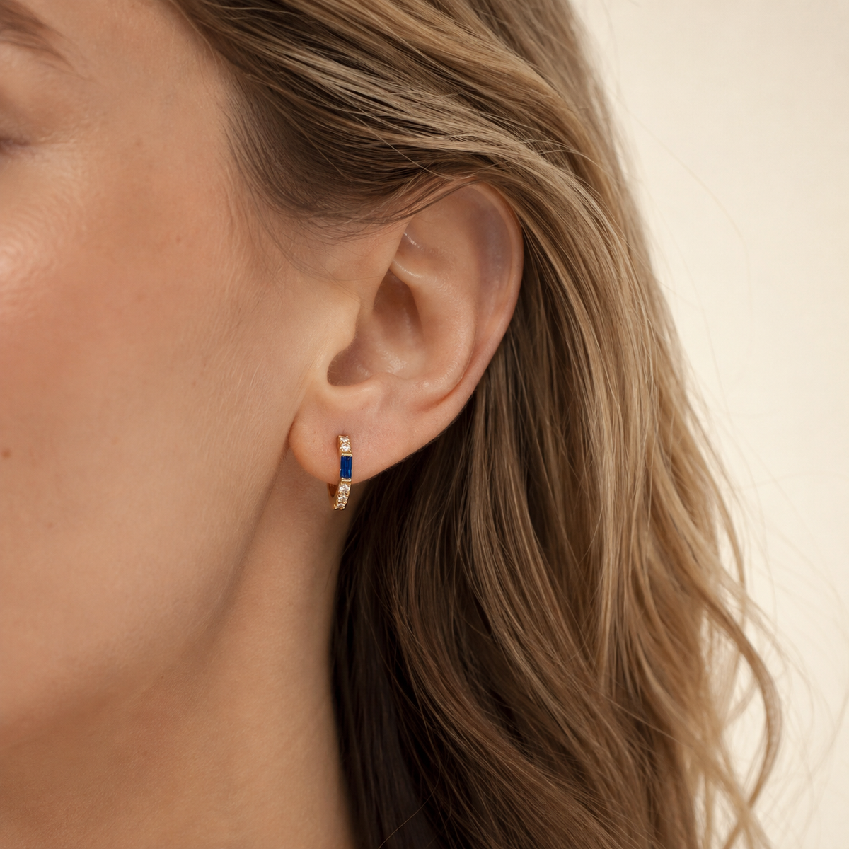 Aretes Huggie de baguette (Zafiro azul)