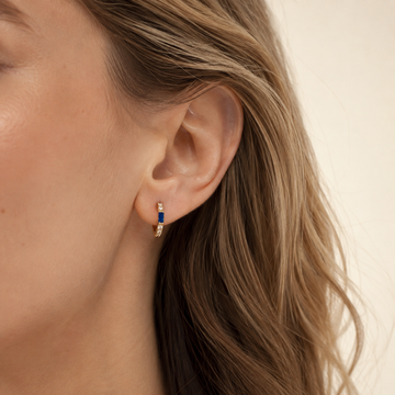 Aretes Huggie de baguette (Zafiro azul)