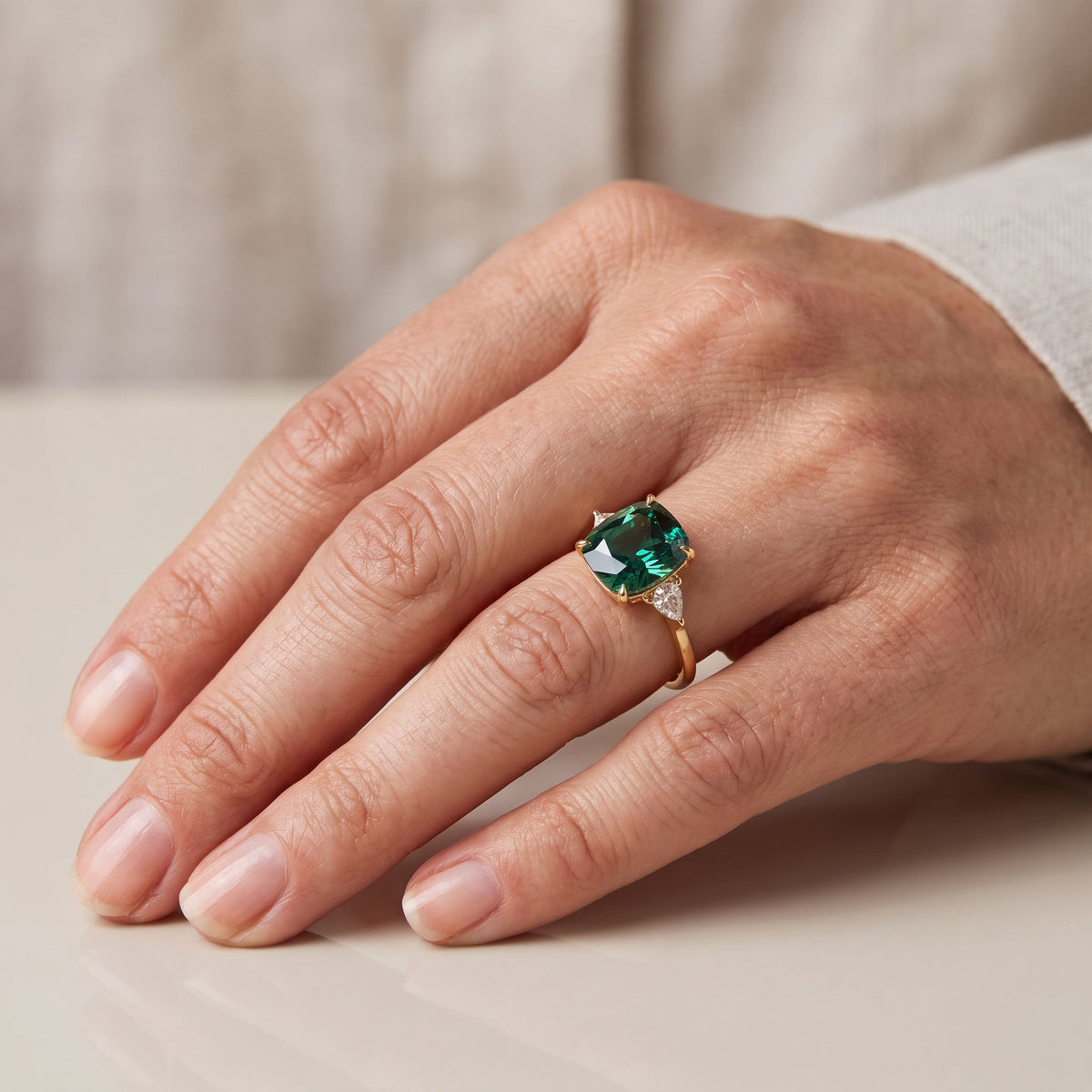 Aveline – Anillo cuadrado elegante con esmeralda verde