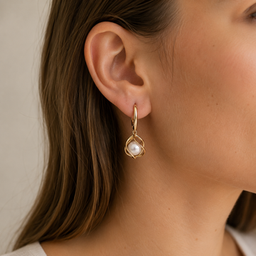 Lyanna – Pendientes de perlas doradas con brillo sutil