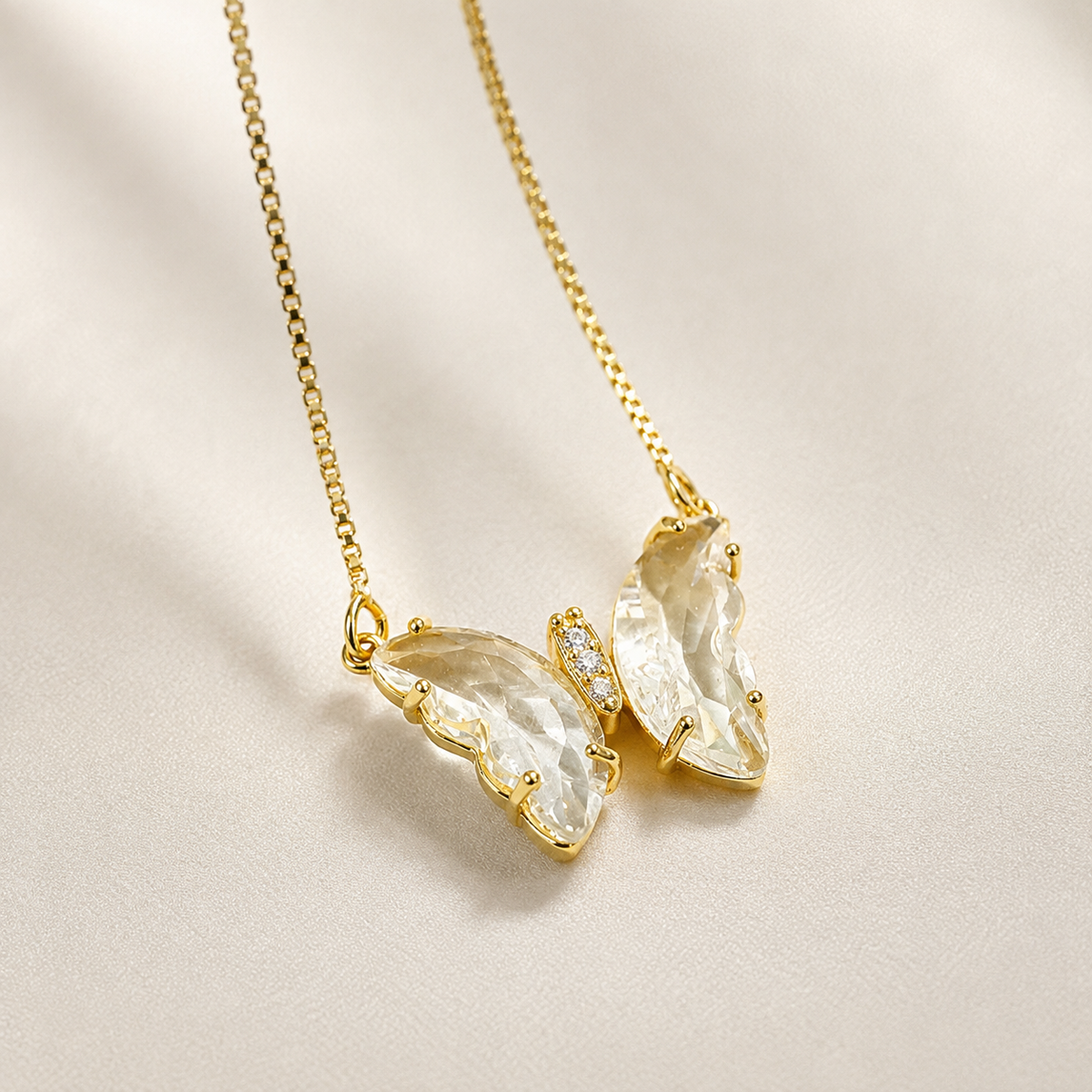Evelyn - Collar de cristal con forma de mariposa