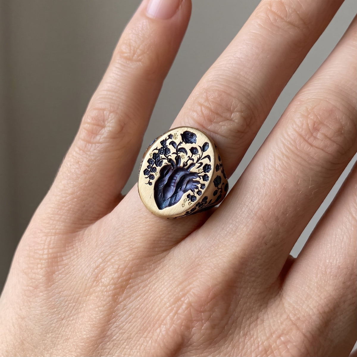 Han – Anillo vintage dorado con diseño floral