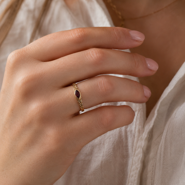 Olga – Anillo de oro con gema retro roja