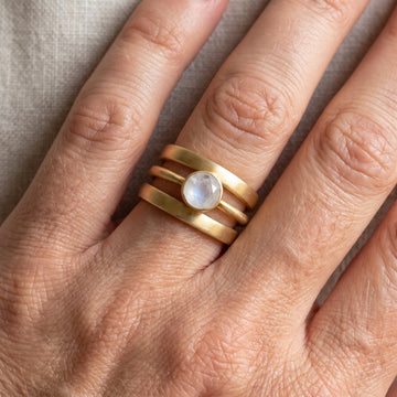 Jaira – Anillo Vintage de Oro con Piedra de Luna Integrada