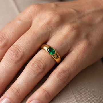 Anillo dorado con gema de esmeralda