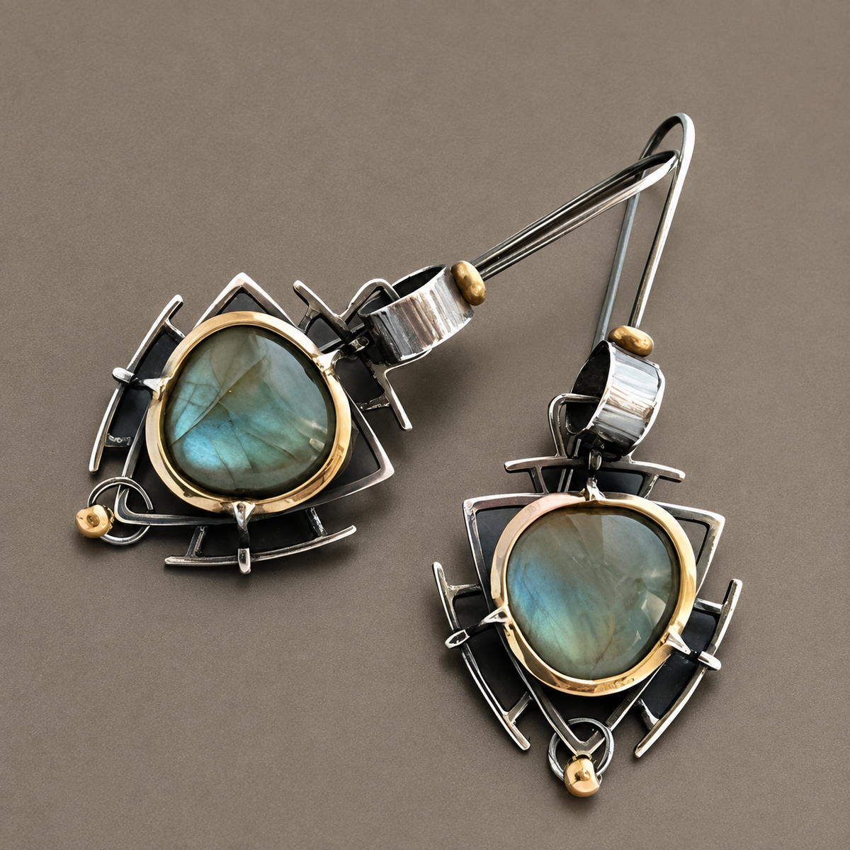 Lydie – Pendientes de labradorita en plata y oro