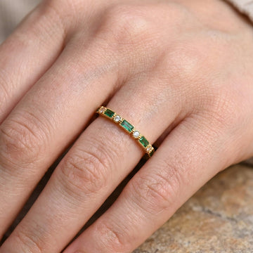 Sana – Anillo vintage dorado con circonita verde engastada