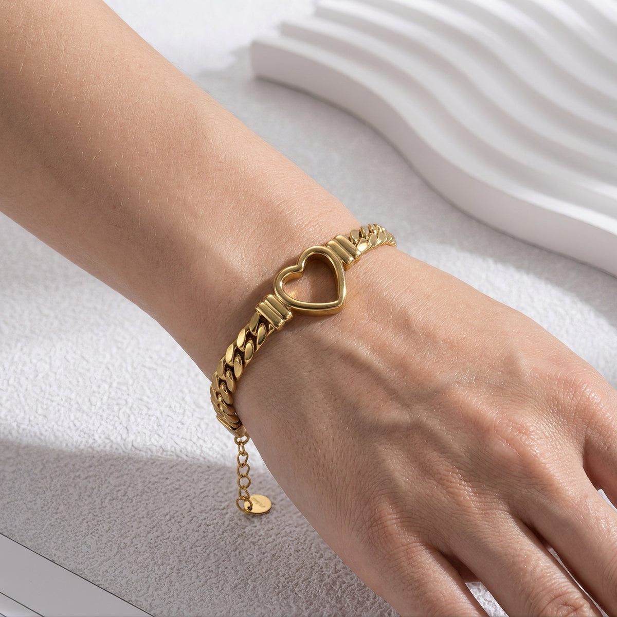 Pulsera dorada con corazón hueco - Pulsera con corazón abierto