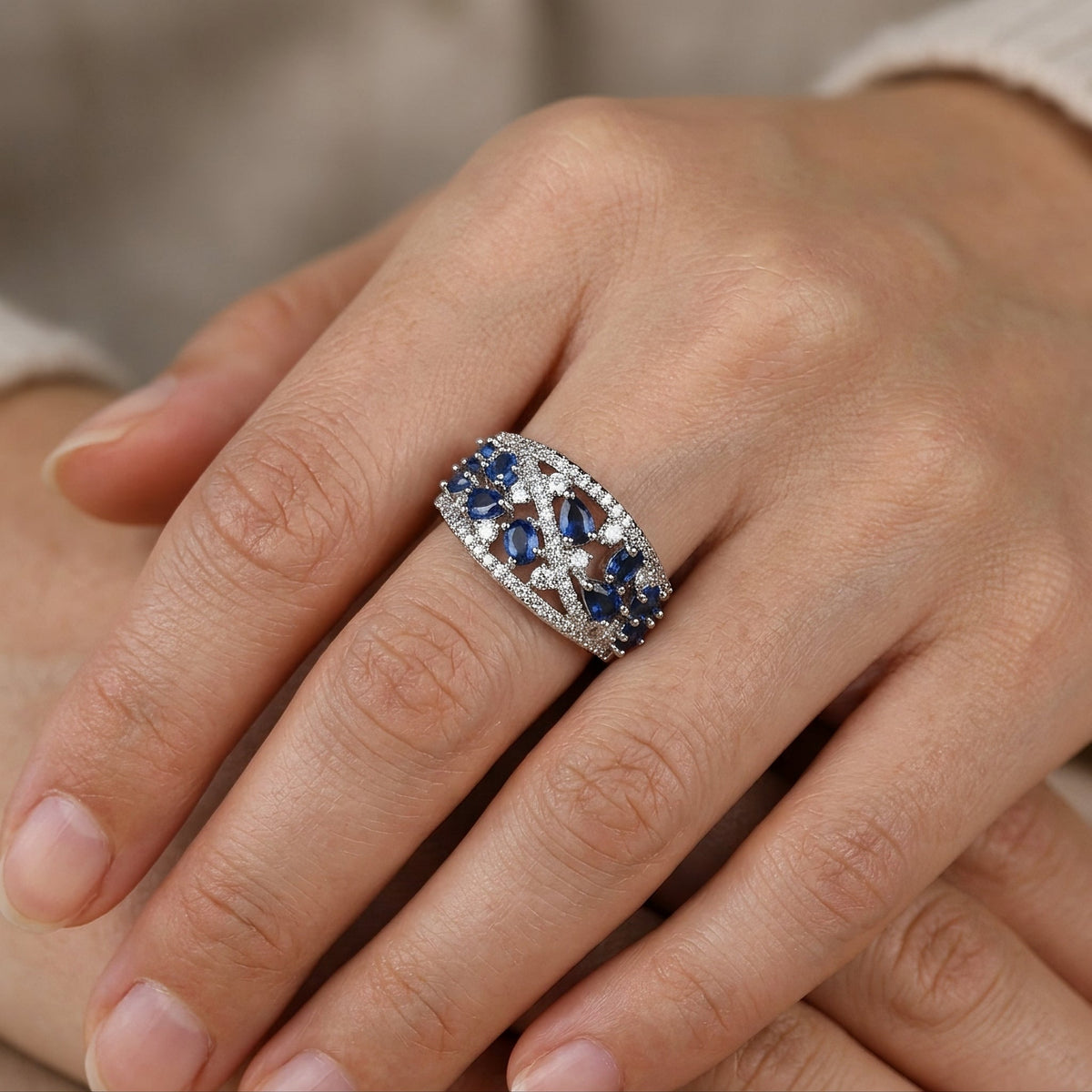 Julie – Anillo antiguo con zirconia azul y detalle dorado